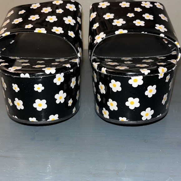 Wild Pair Womens Melborne Black w White Daisy Patent Platform Sandals Black 9 M - Picture 4 of 14